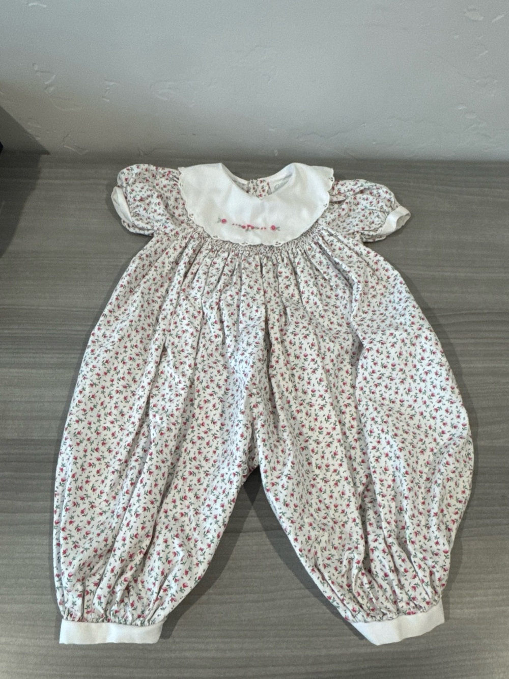 Vintage Carters Baby Girls 6M Floral Smocked Romper Pink Rosebud Bib Collar Y2K